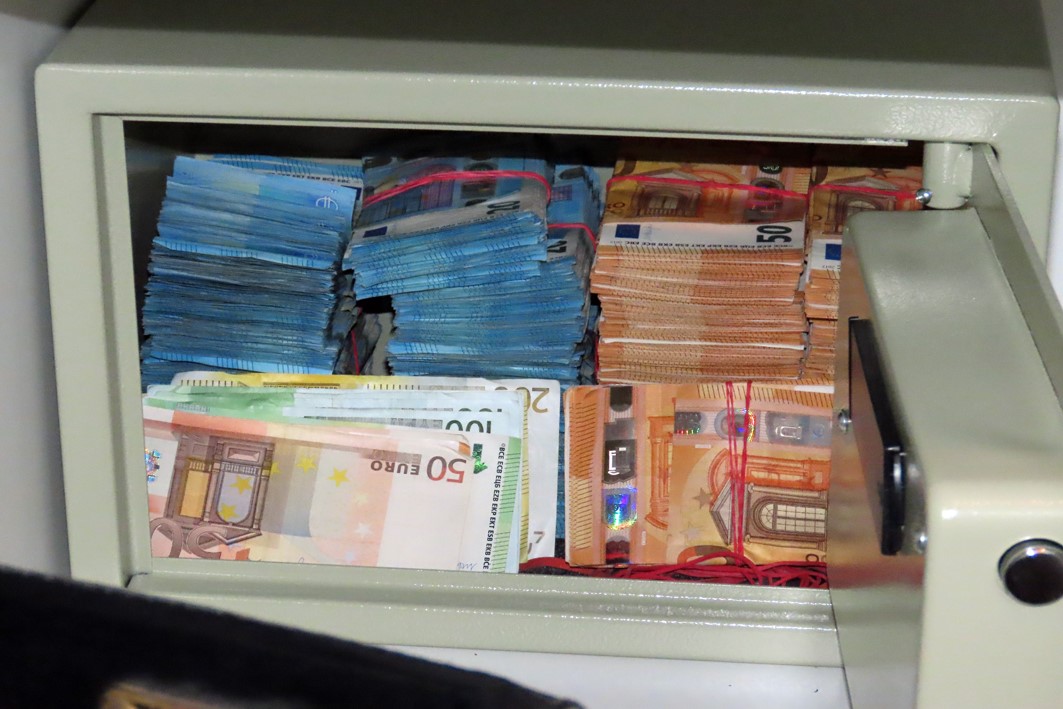 Kuvassa kassakaappi, jossa paljon käteistä rahaa seteleinä.