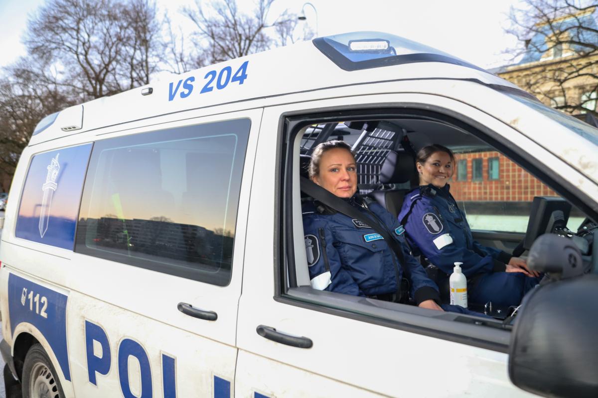 Två poliser sitter i polisbilen.