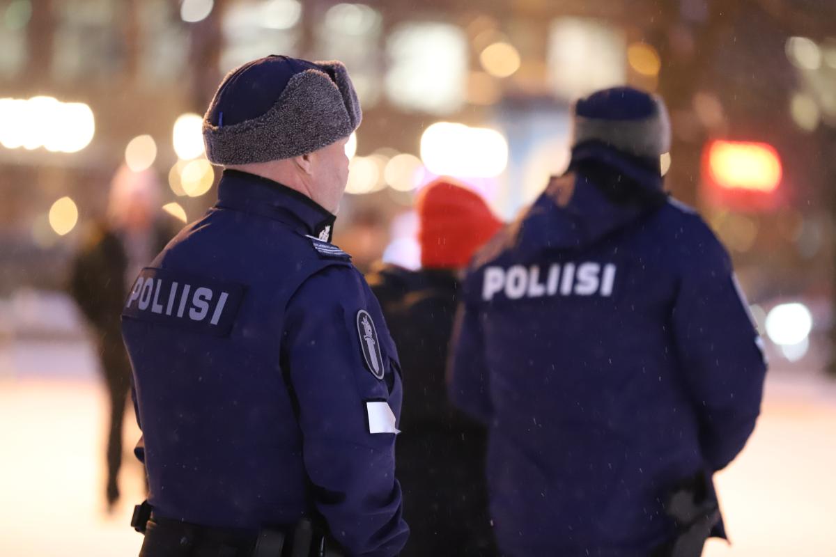 Kaksi poliisia seisoo talvisessa Helsingin keskustassa