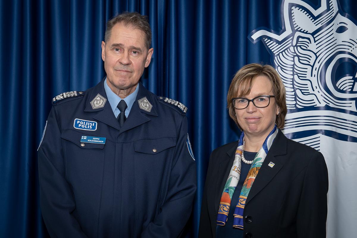 National Police Commissioner Seppo Kolehmainen and Europol's Executive Director Catherine De Bolle are standing in front of a background fabric which has the Finnish police's symbol on it.