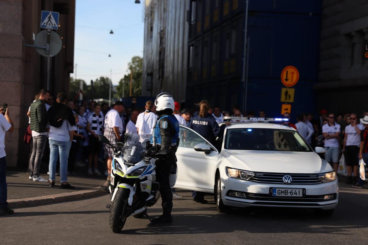 Poliisi ohjaa liikennettä fanien marssin aikana