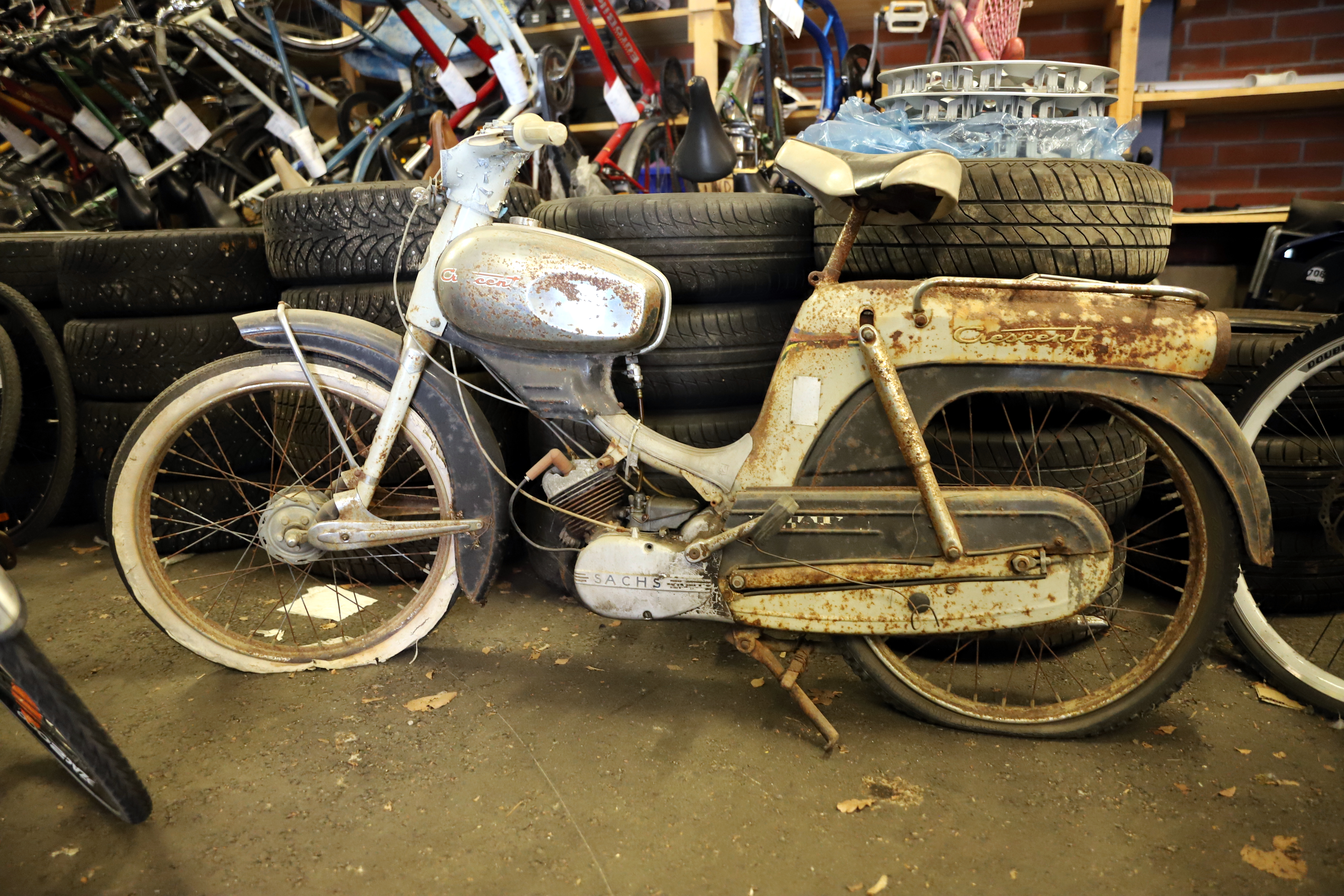 Vanha mopo nojaa autonrenkaisiin.