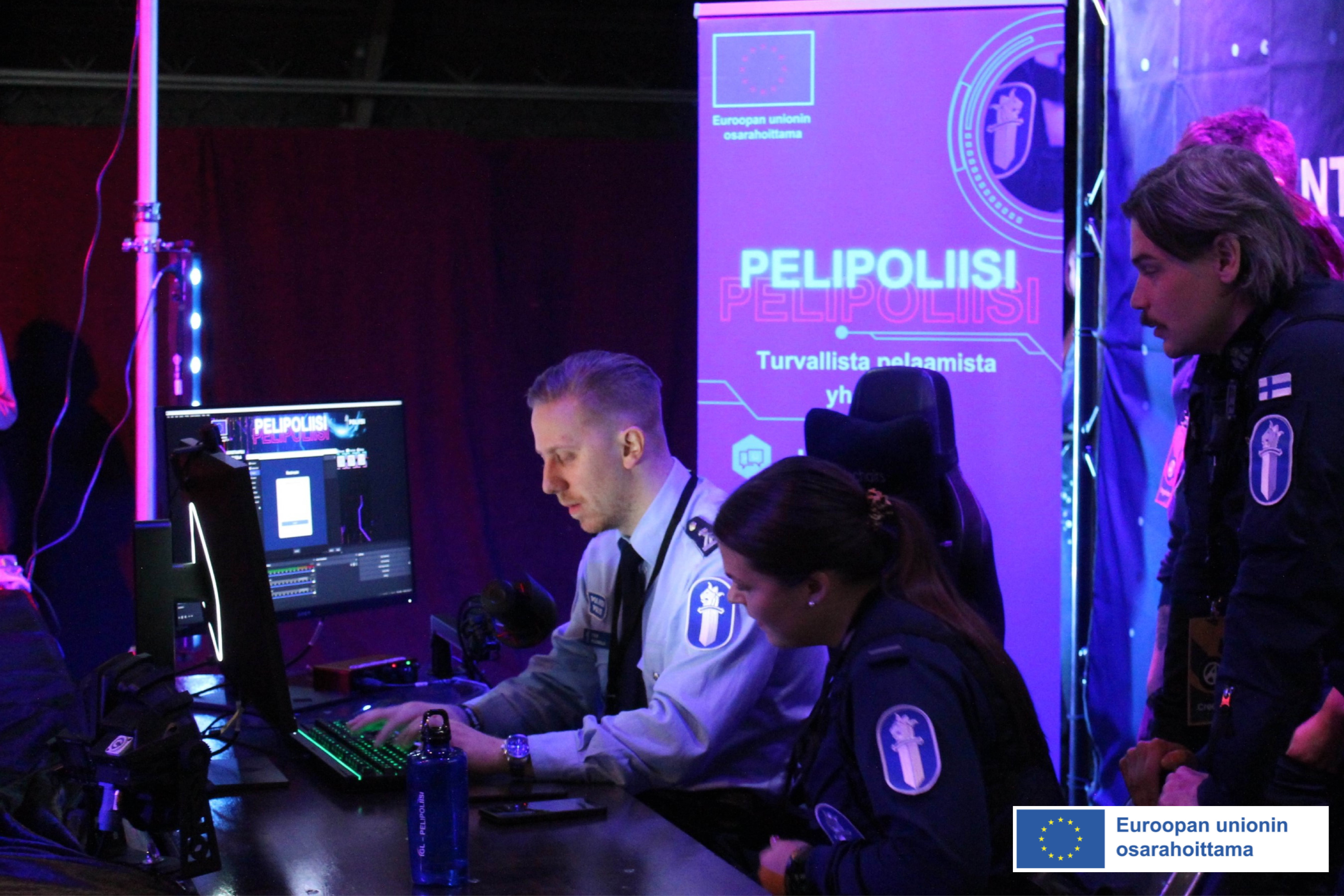 Pelipoliiseja pelaamassa tietokoneella.