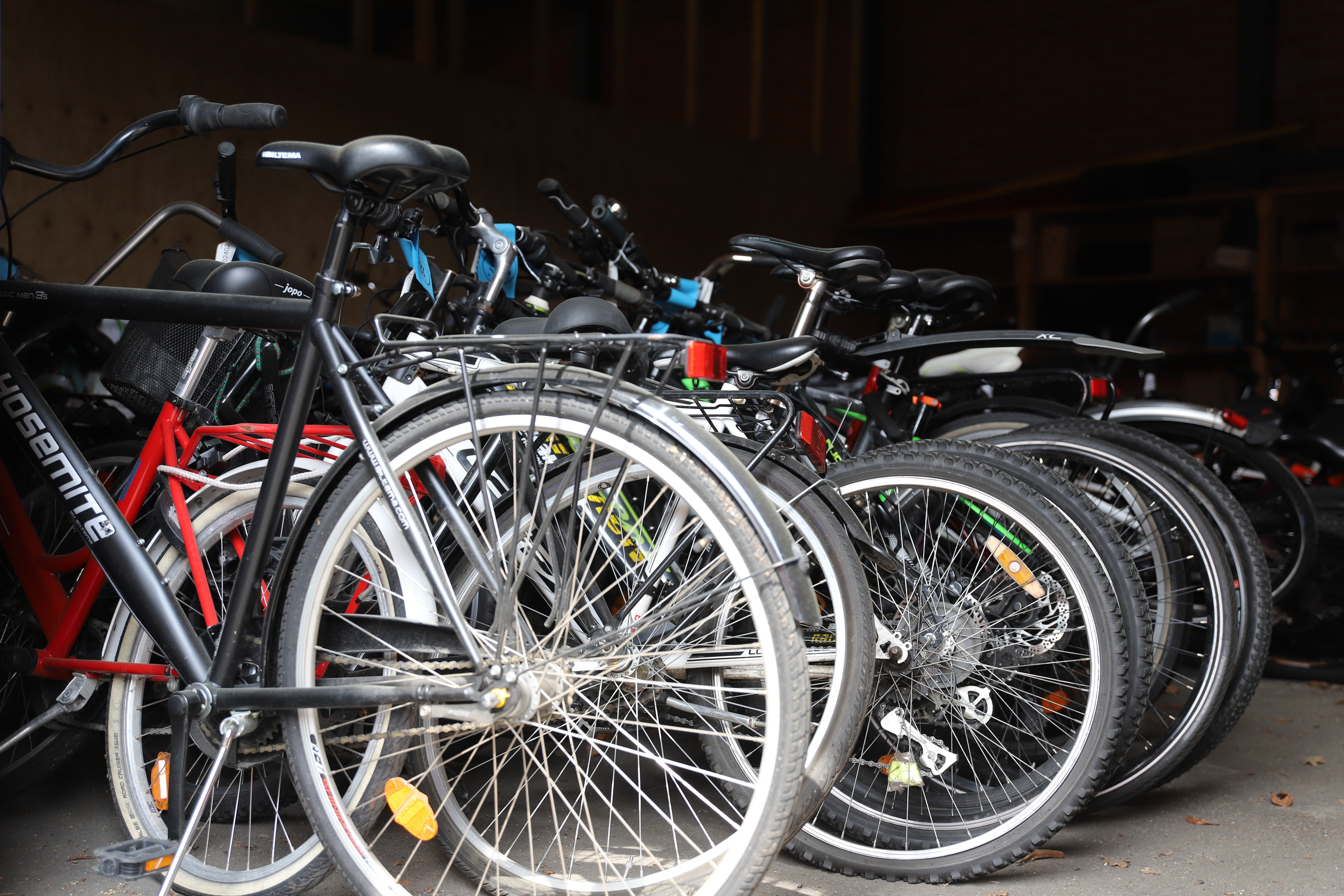 Polkupyöriä rivissä.