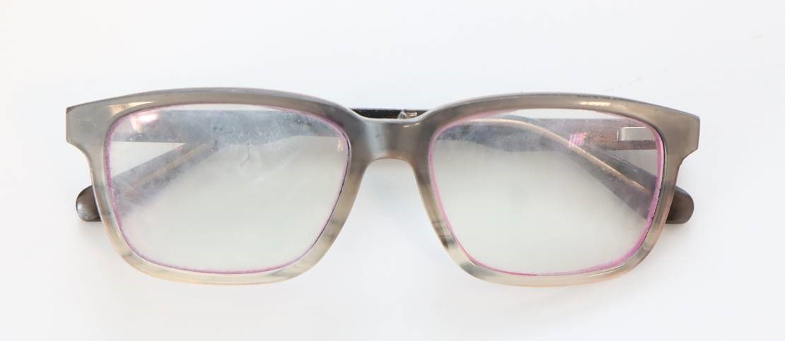 Harmaanruskeat muovikehykselliset silmälasit