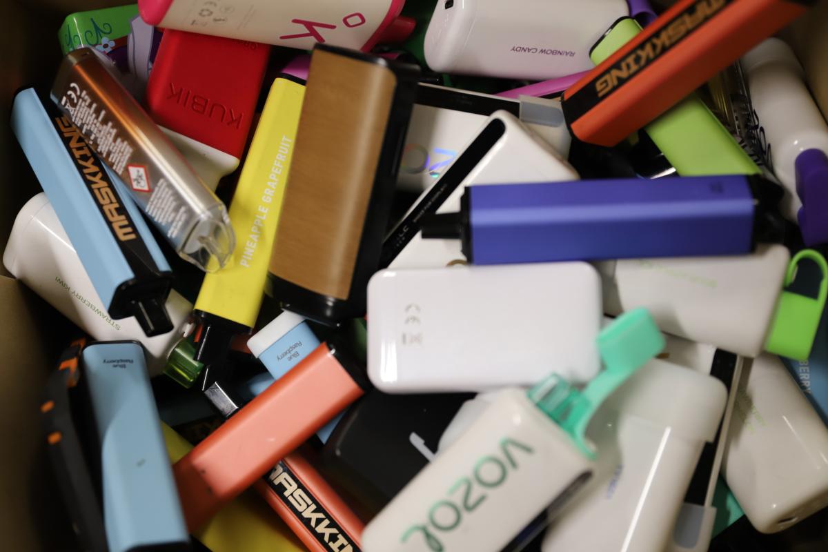 Erivärisiä vapeja eli sähkösavukkeita.