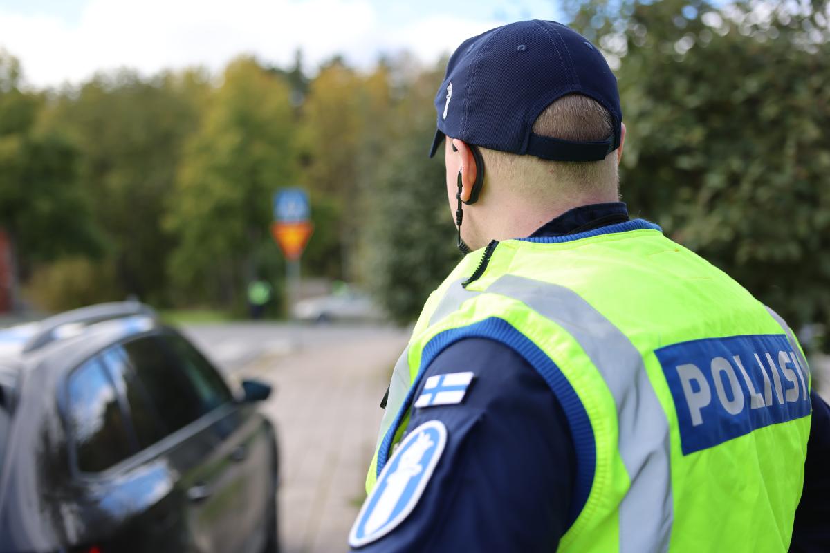 Poliisimies seisoo kadun tuntumassa.