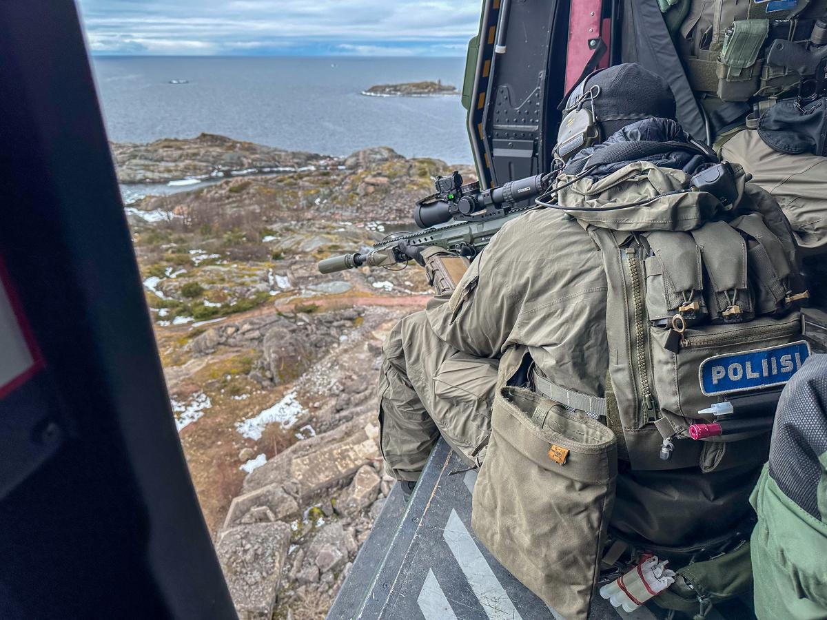 Poliisi ja Puolustusvoimat harjoittelevat Helsingissa.