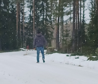 Björkman har filmats när han går på Rytterbackavägen den dag han försvann, den 15 mars 2025 klockan 13.03, klädd i jeans och en grå jacka i vinterväder.dag han försvann.