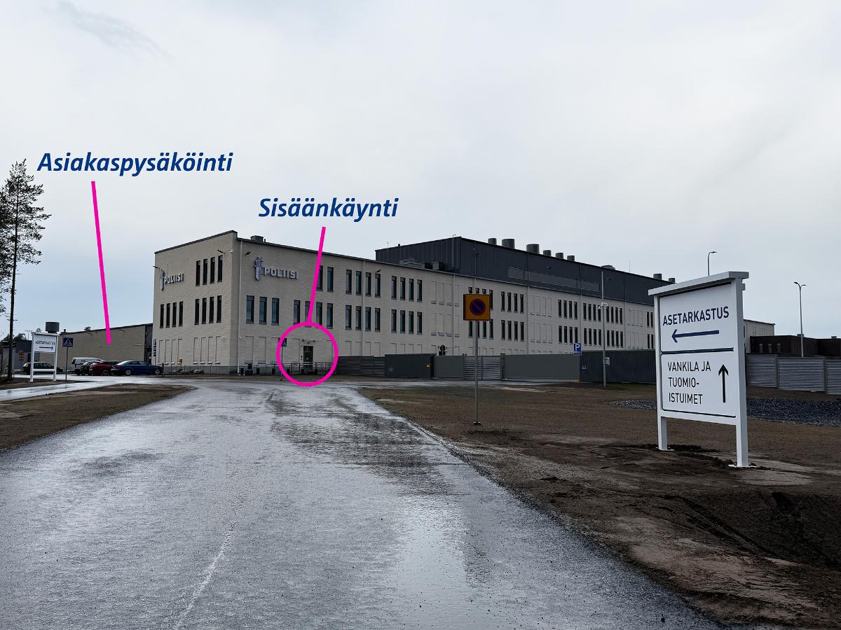 Oulun pääpoliisiasema Ruskossa. Kuvaan merkitty asetarkastuksen sisäänkäynti ja asiakaspysäköinti.