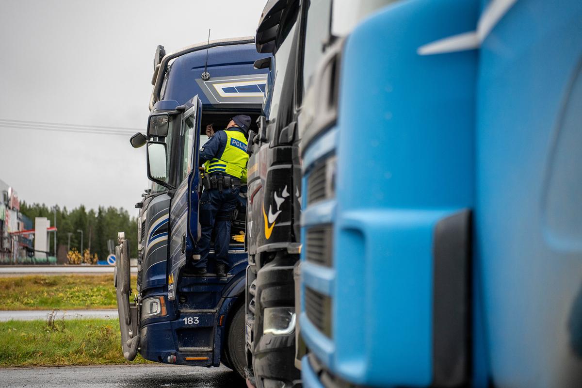 Poliisi tarkastaa rekkaa.