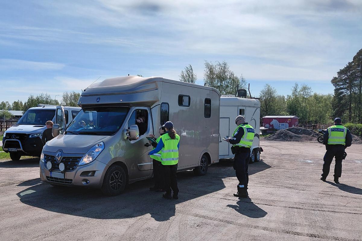 Poliisi ja eläinlääkärit tarkastavat hevoskuljetusta Oulussa.