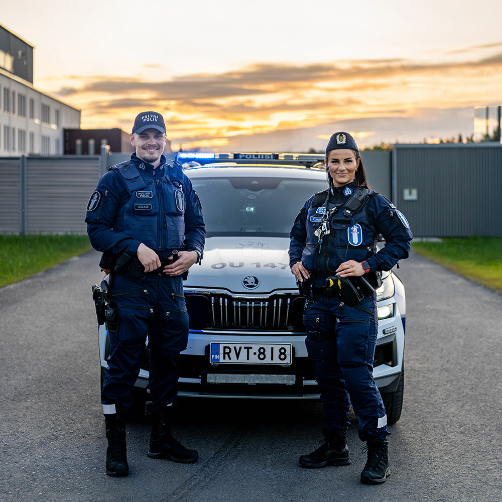 Vanhemmat konstaapelit Tuomas Sälkiö ja Ruusa Tiainen.