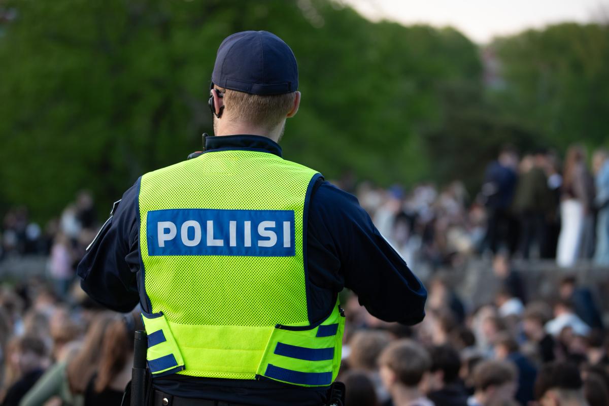 Helsingin poliisi valvoo Kaivopuistossa
