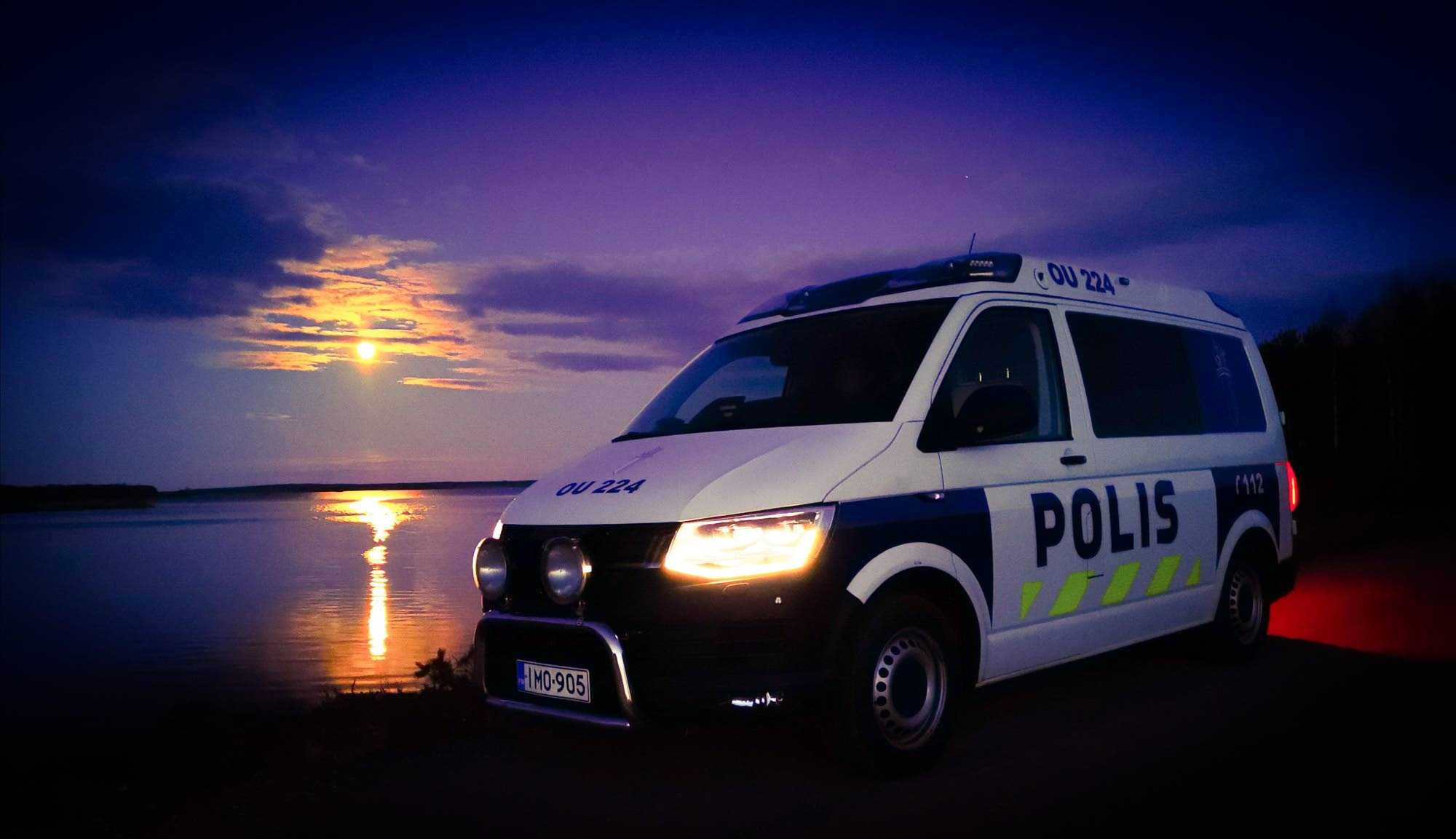 Poliisiauto kuvattuna auringonlaskun edessä Siikalatvalla.