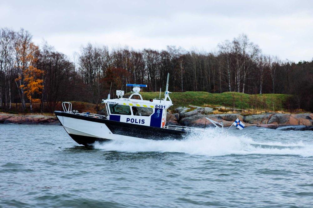 Polisens nya patrullbåt Ville 1 i full fart på vattnet.