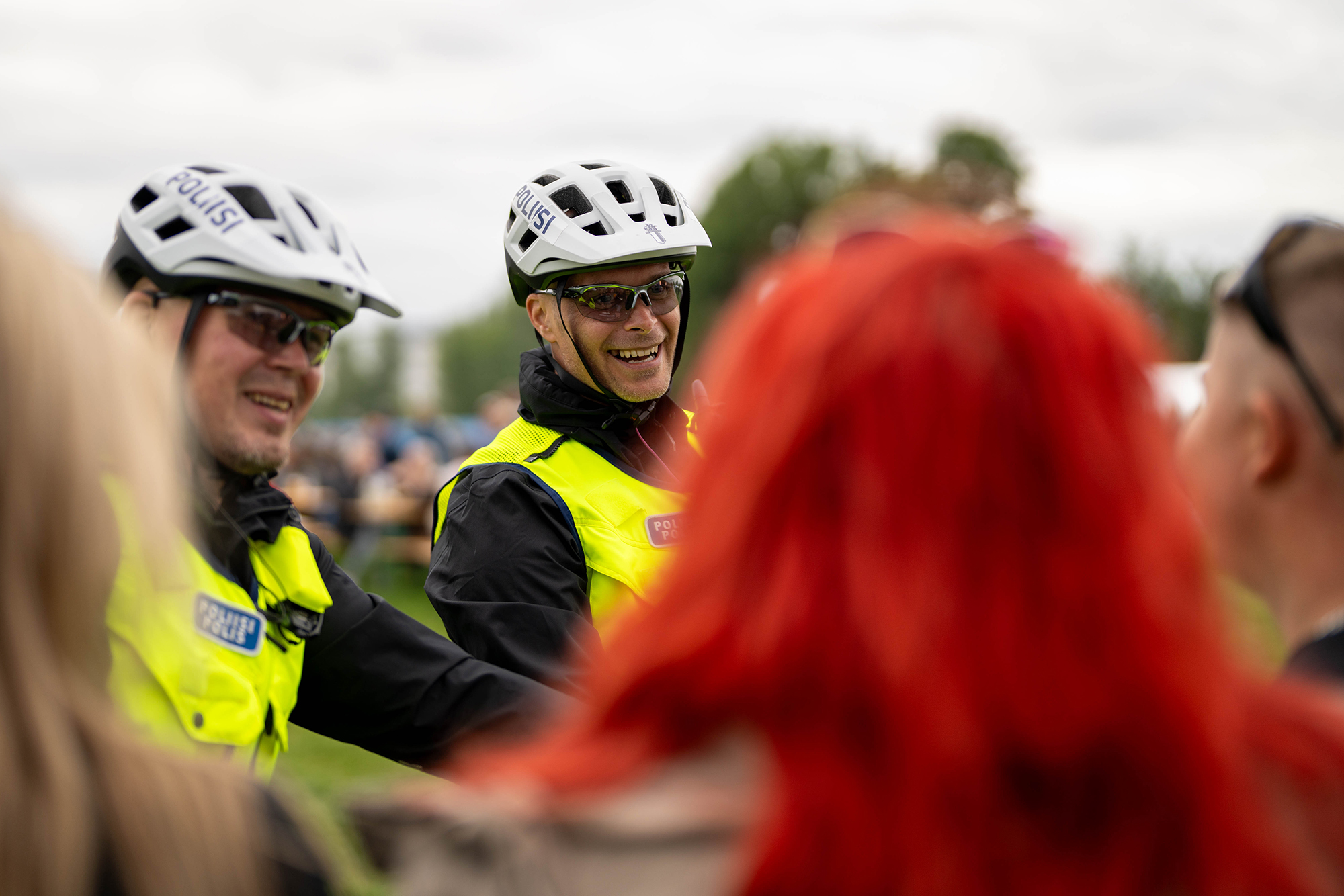 Polkupyöräpoliisit juttelevat festarikävijöille Oulussa.