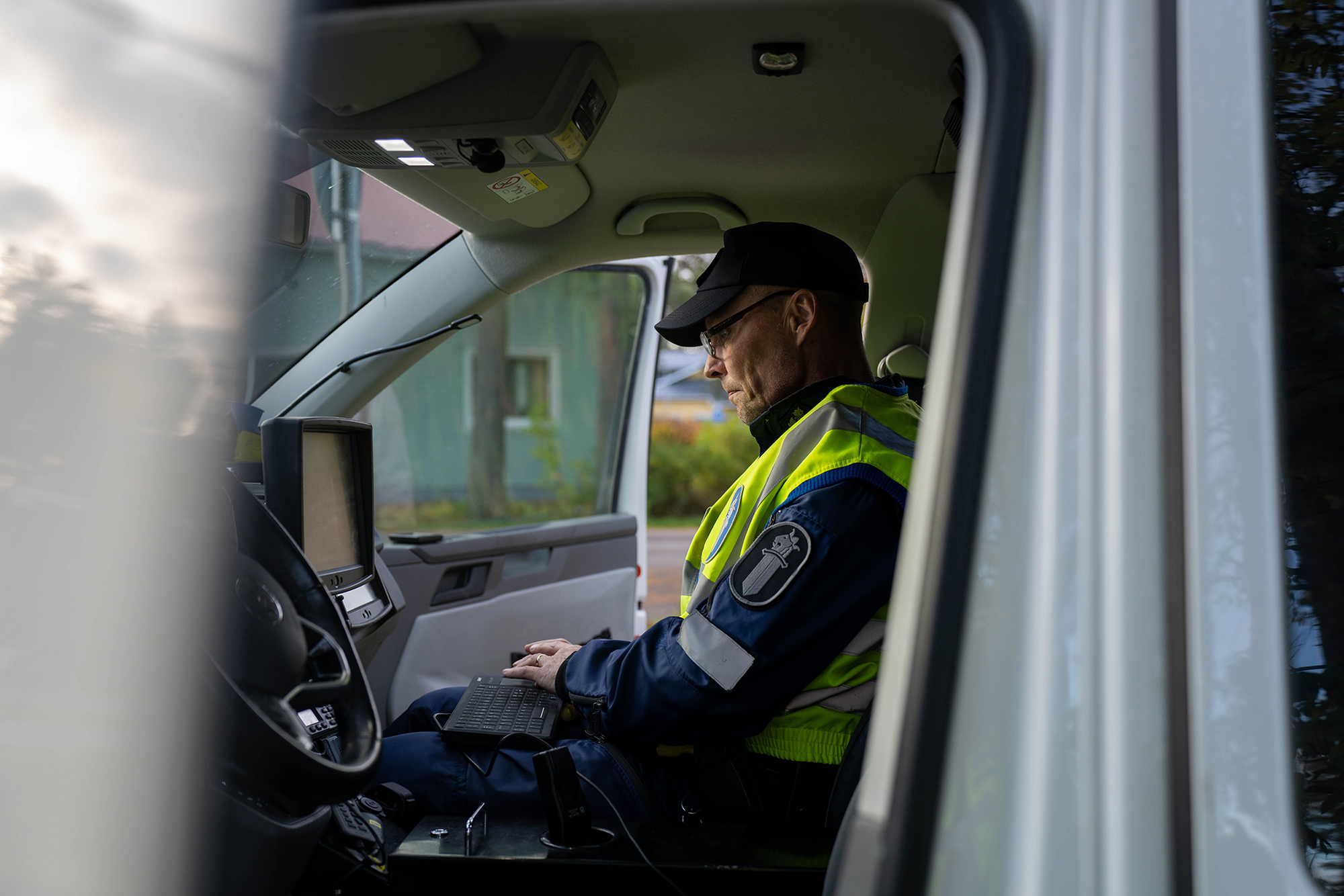 Huomioliiviä käyttävä poliisi kirjoittaa liikennevirhemaksua poliisiautossa Ylivieskassa syksyllä.