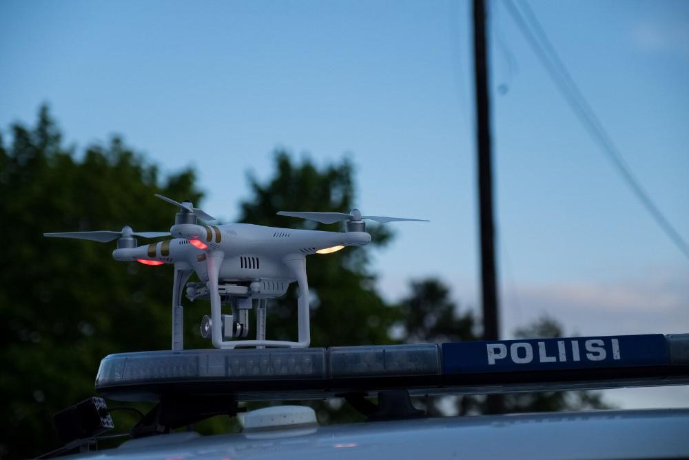 Poliisin drone eli miehittämätön ilmailualus poliisiauton katolla ilta-aikaan.