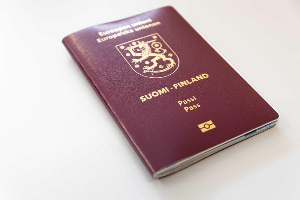 Picture of the cover of a Finnish passport. 