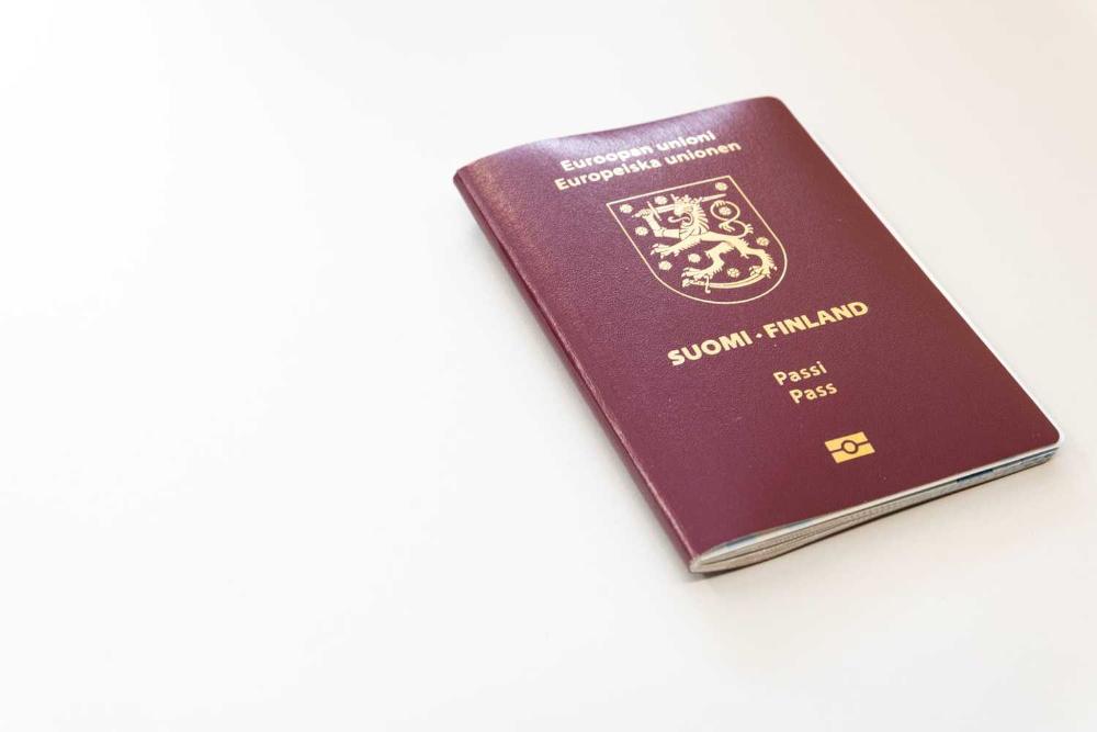 Tavallainen Suomen passi pöydällä.