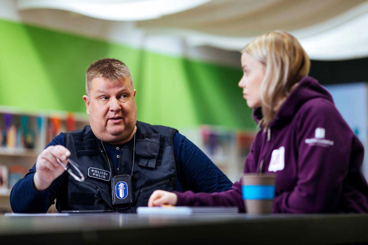 Poliisi neuvottelee nuorisotyöntekijön kanssa Lapin Ankkuri-tiimissä.