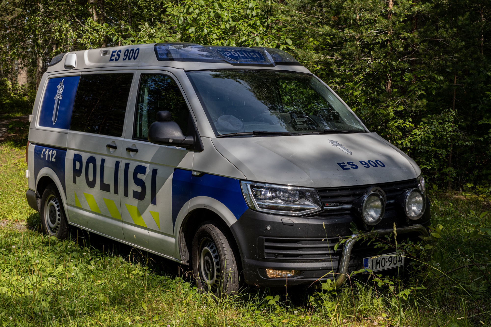 Maija-tyyppinen poliisiauto kesäisessä maisemassa. 