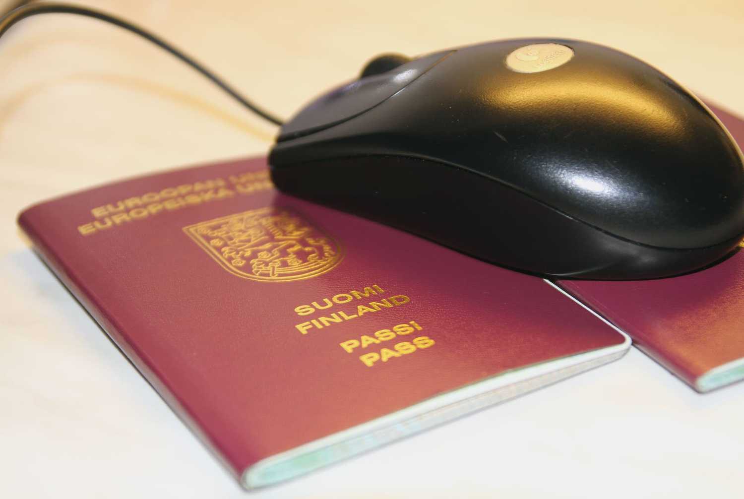 Kuvituskuva - tietokoneen hiiri passien päällä