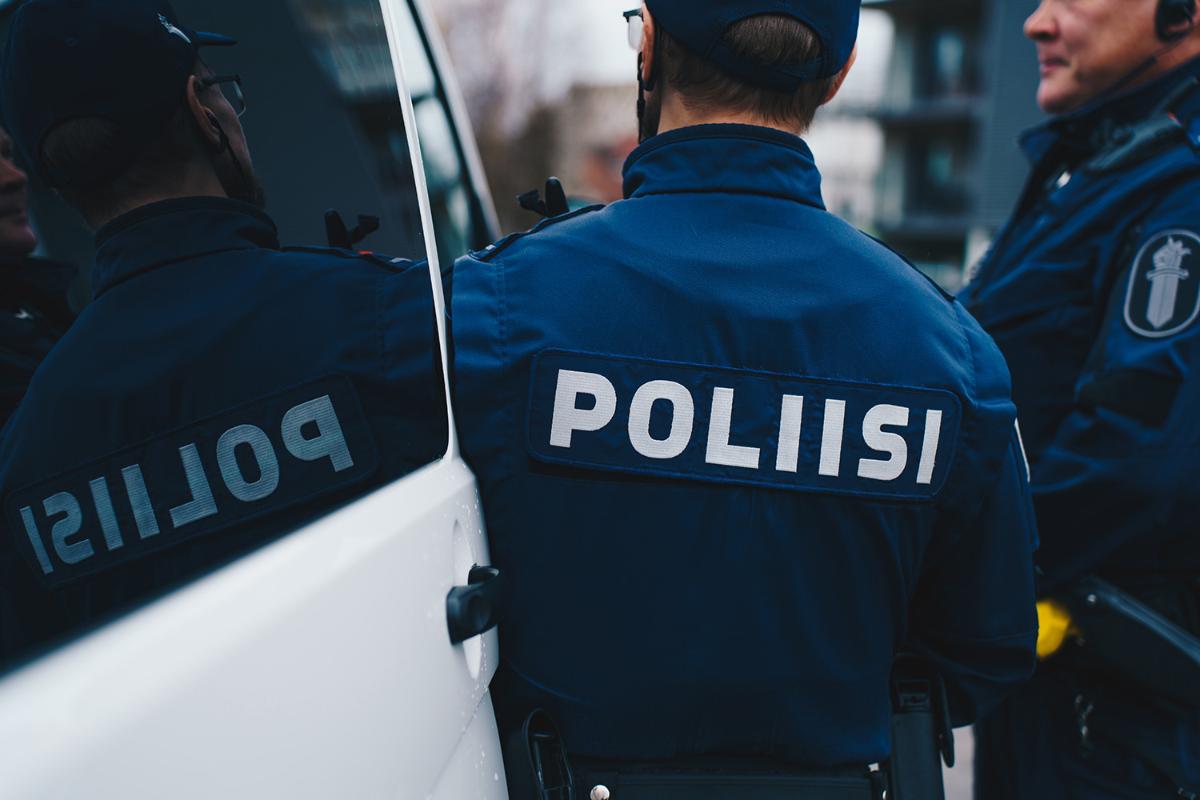 Bilden visar två poliser bakifrån.