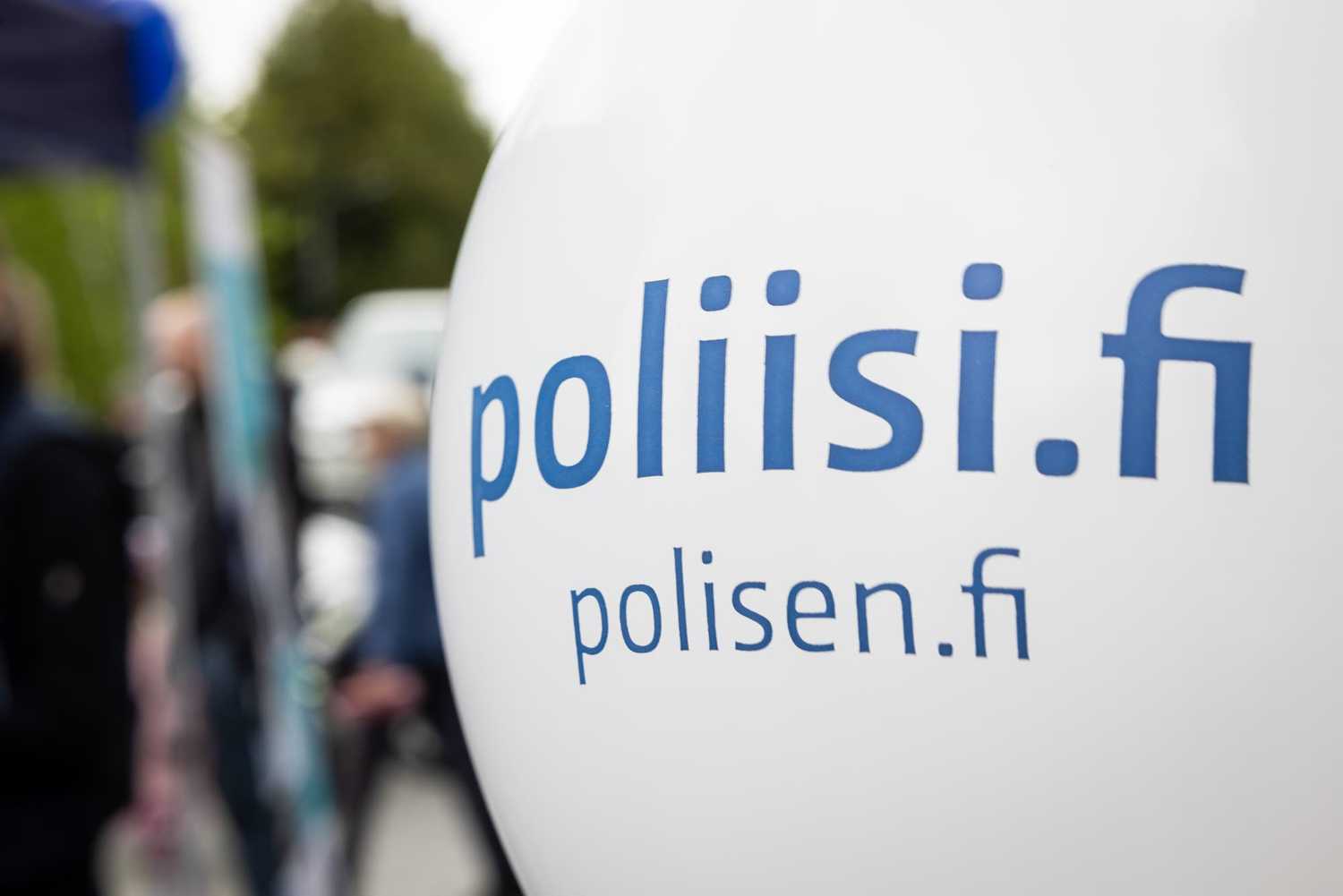 En vit ballong från polisen med texterna Poliisi.fi och Polisen.fi i blått.