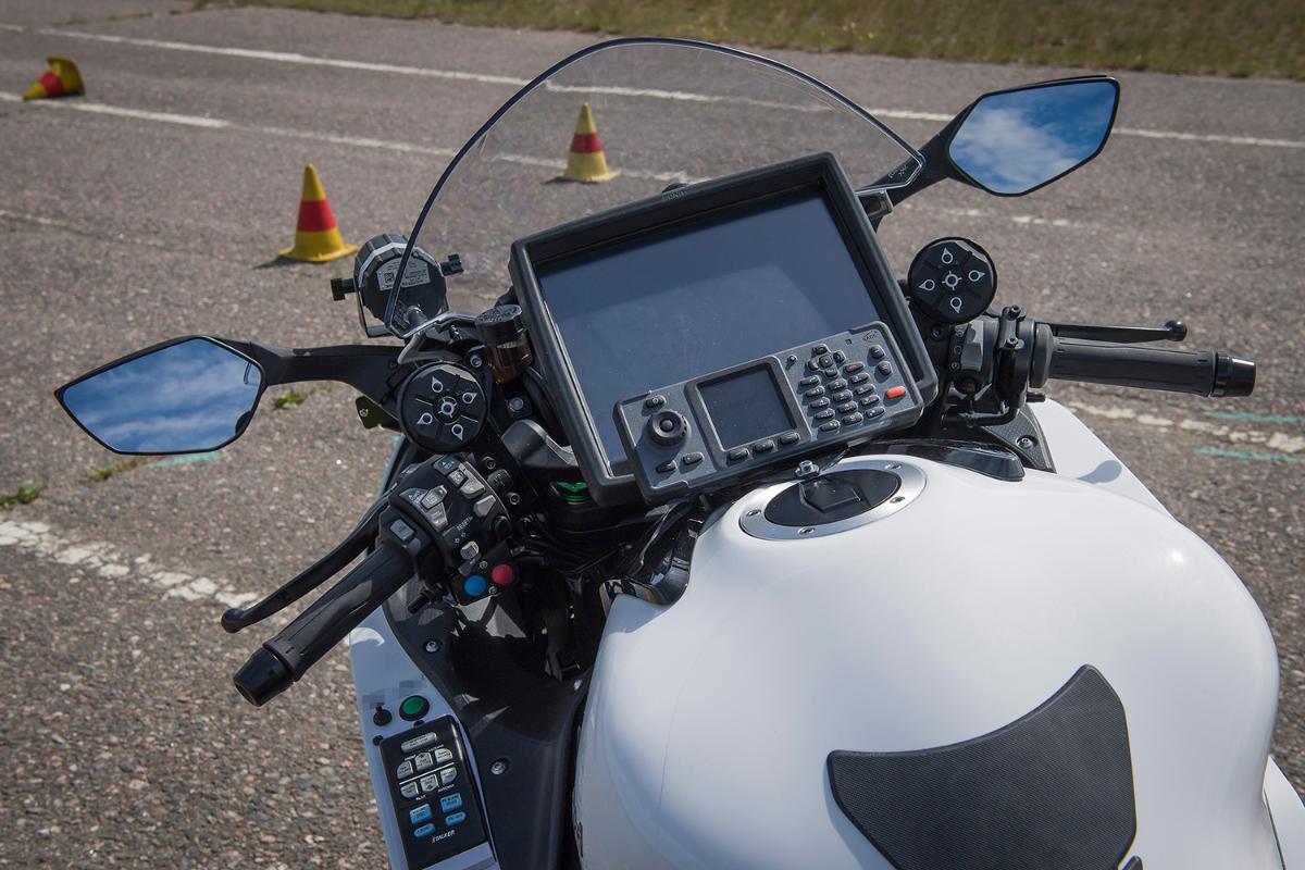 Bilden är framsidan av en polismotorcykel med en inbyggd dator.