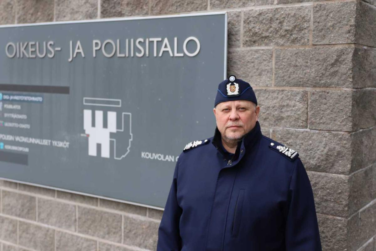 En polis som står utanför, porträtt på halvkropp