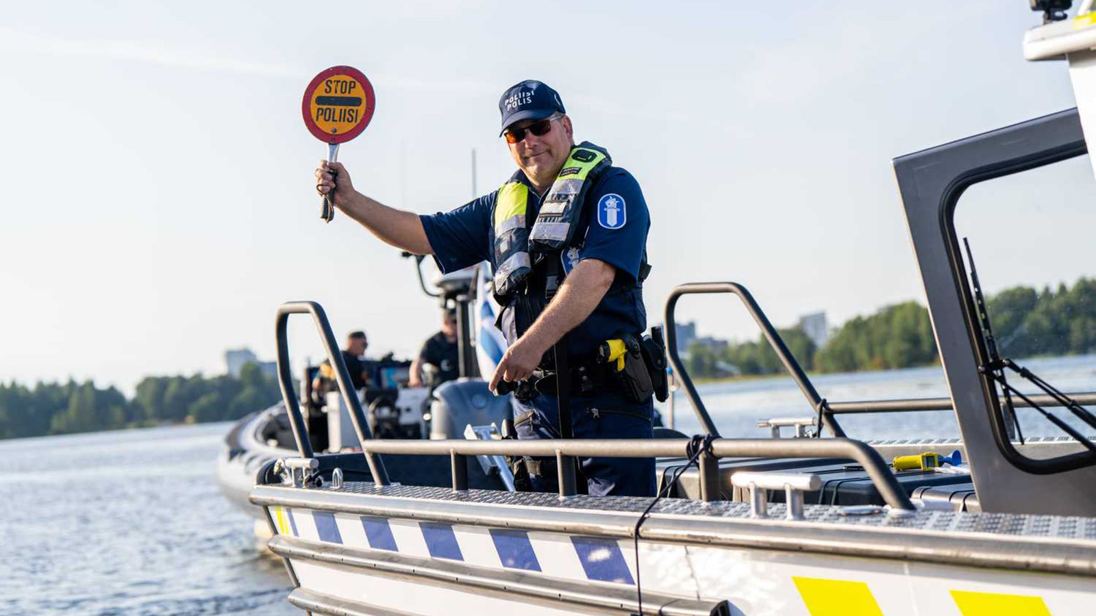 Polisen övervakar vattentrafiken. 