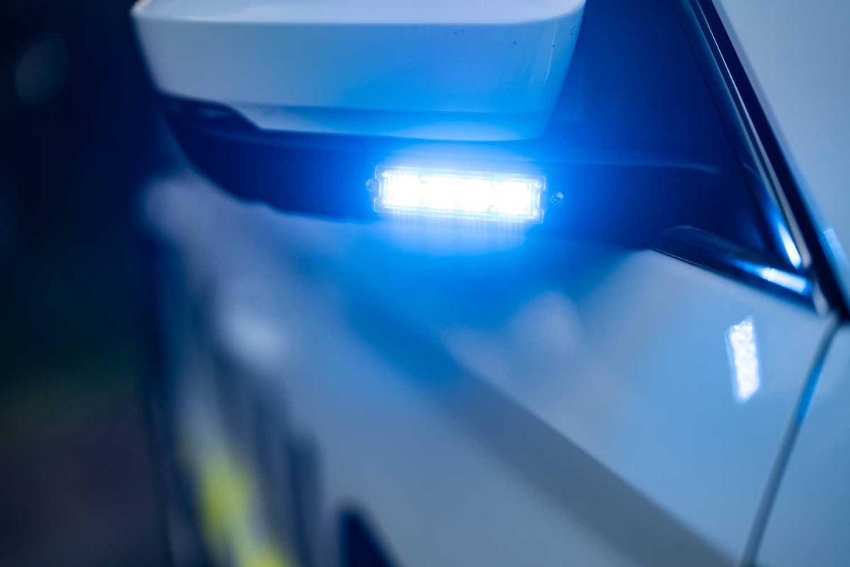 Poliisiauton sininen hälytysvalo lähikuvassa.