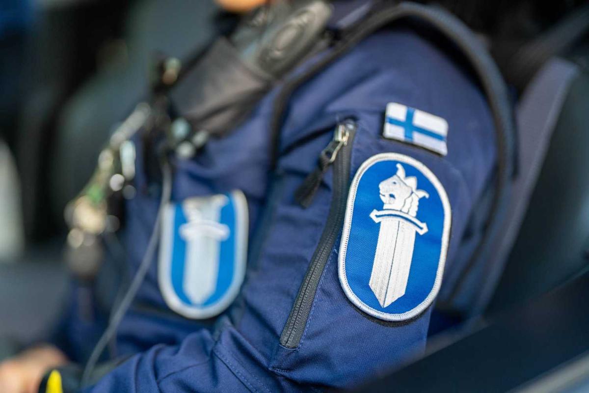Poliisin hiha, jossa poliisin miekkatunnus.