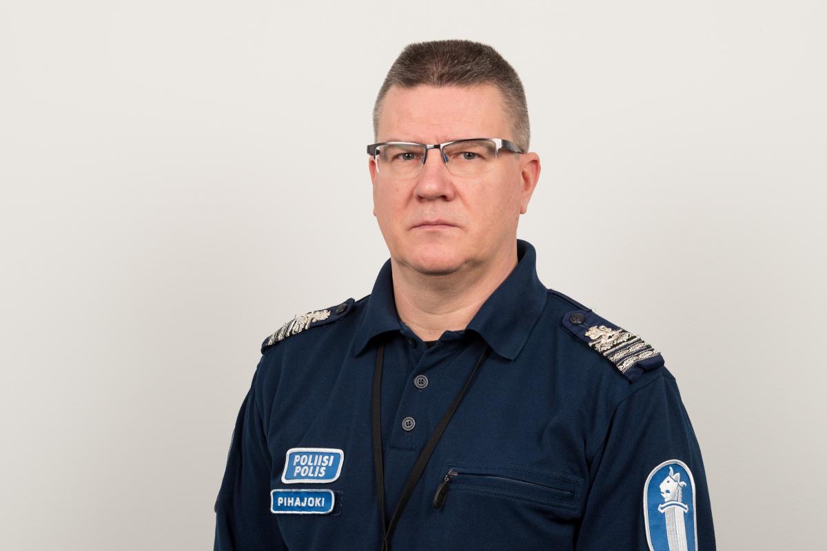 Poliisimiehen muotokuva.