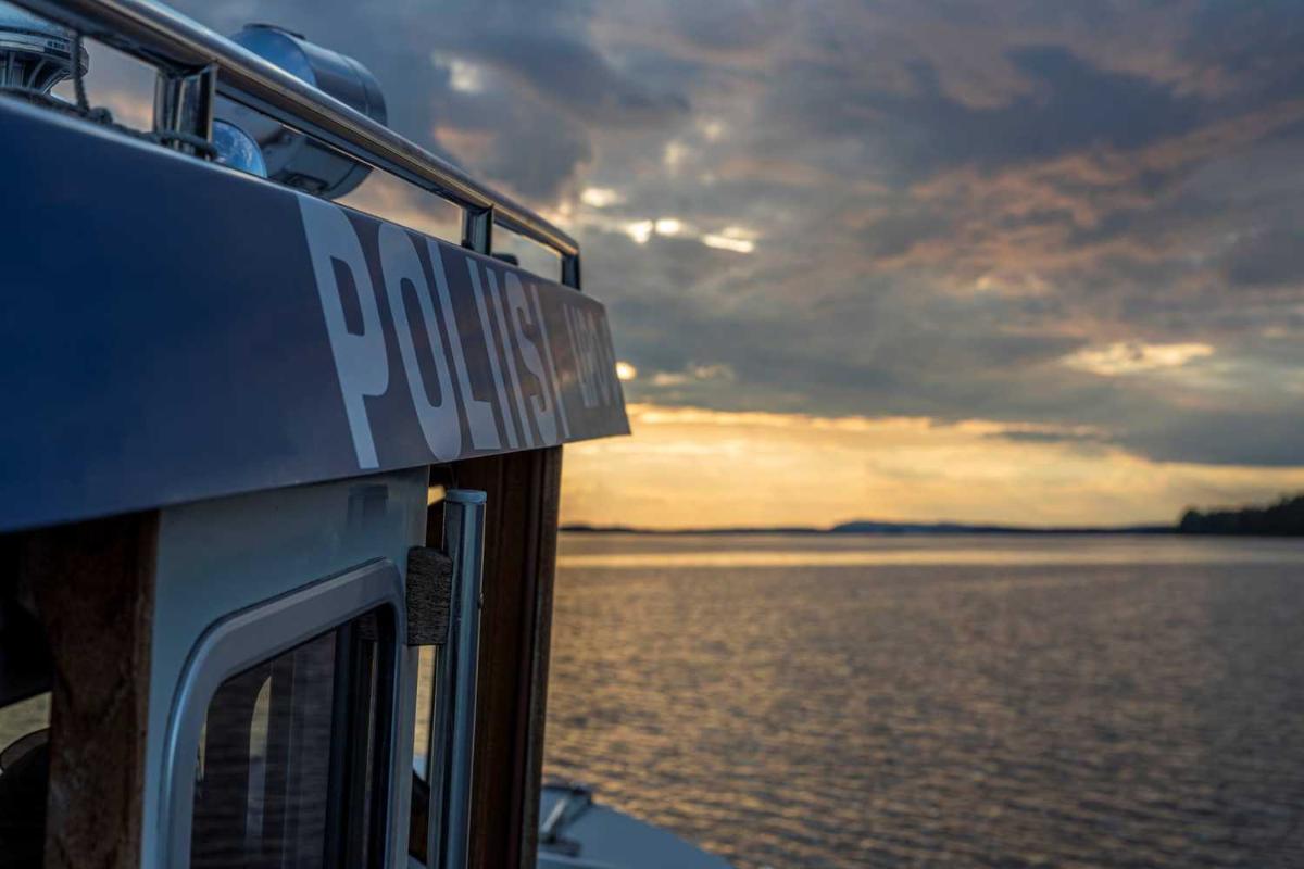 Poliisivene auringonlaskun aikaan.