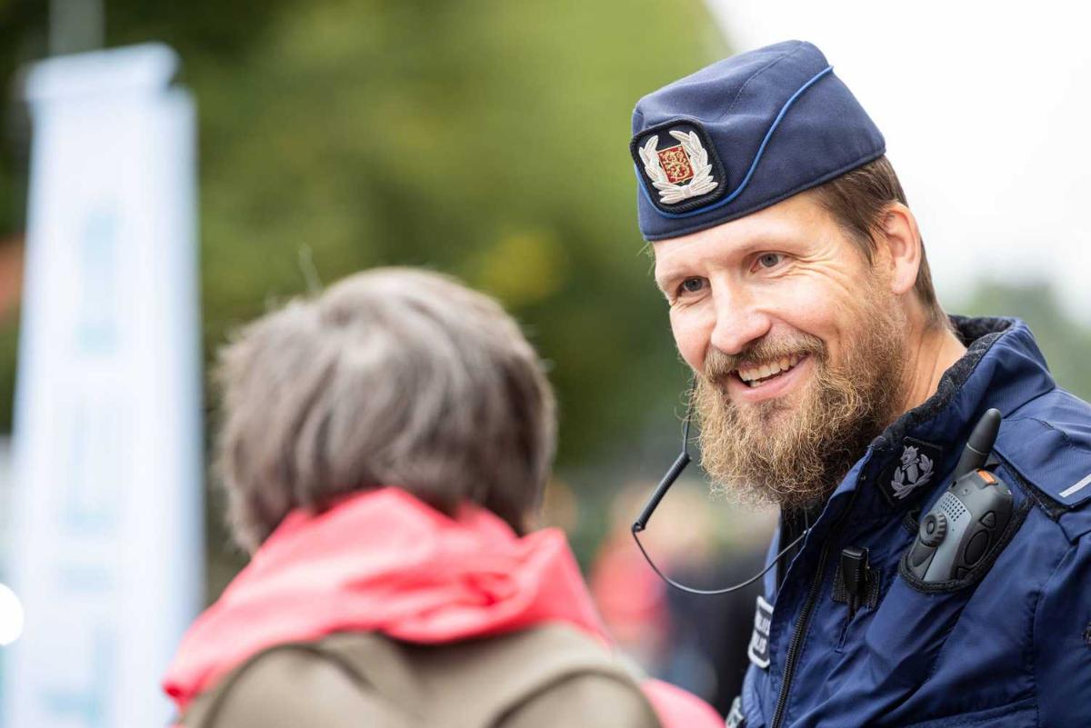 Polisen ler och pratar med personen.