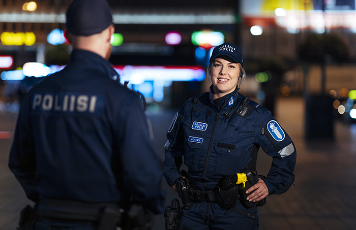 Kuvituskuva, jossa kaksi poliisia seisoo kaupungilla.