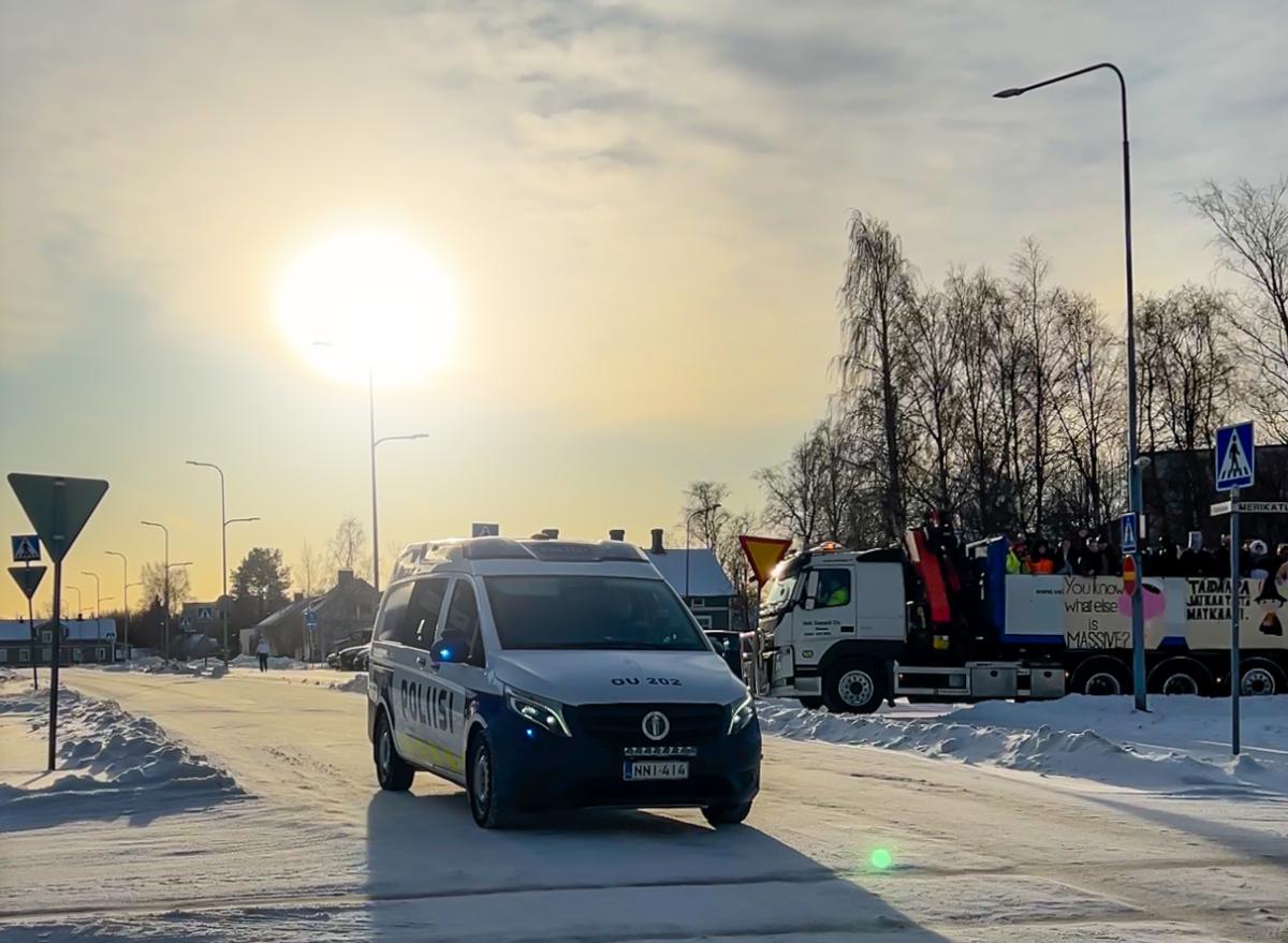 Poliisiauto ja penkkariauto risteyksessä talvimaisemassa.