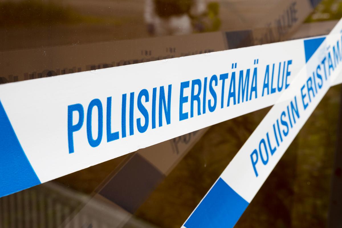 Kuvassa poliisin eristysnauhaa.