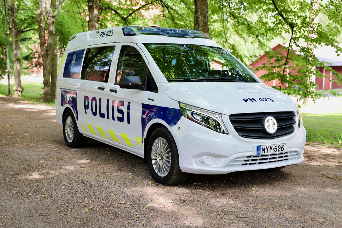 Elektrisk patrullbil för polis i ett sommarlandskap.
