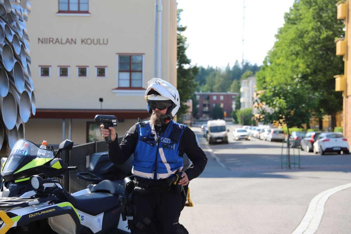 Poliisi mittaa tutkalla nopeutta.