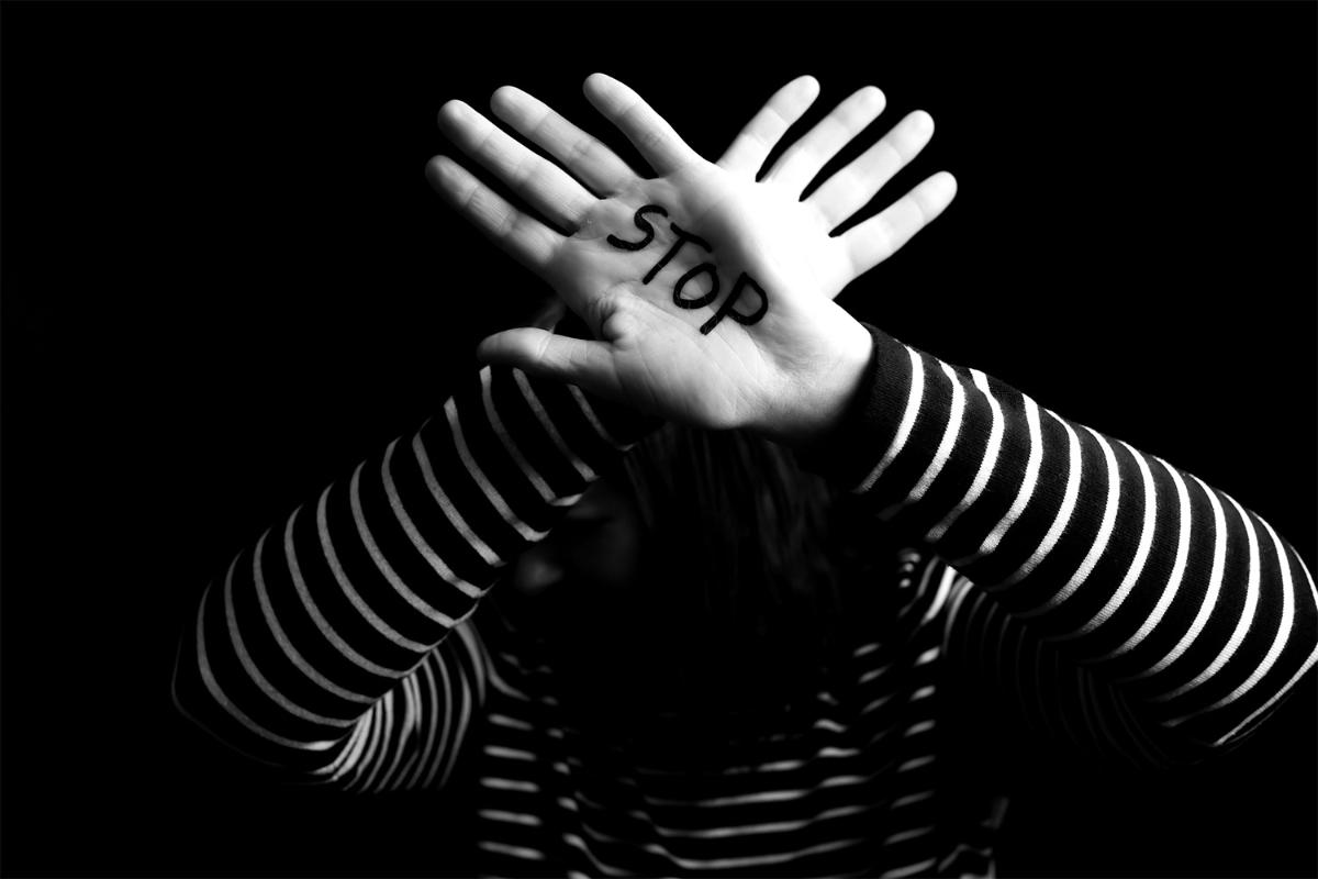 Kuvassa käsi, jossa lukee stop.