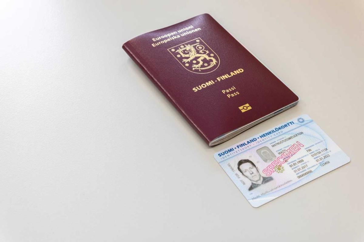 Pass och ID-kort på vit bakgrund.