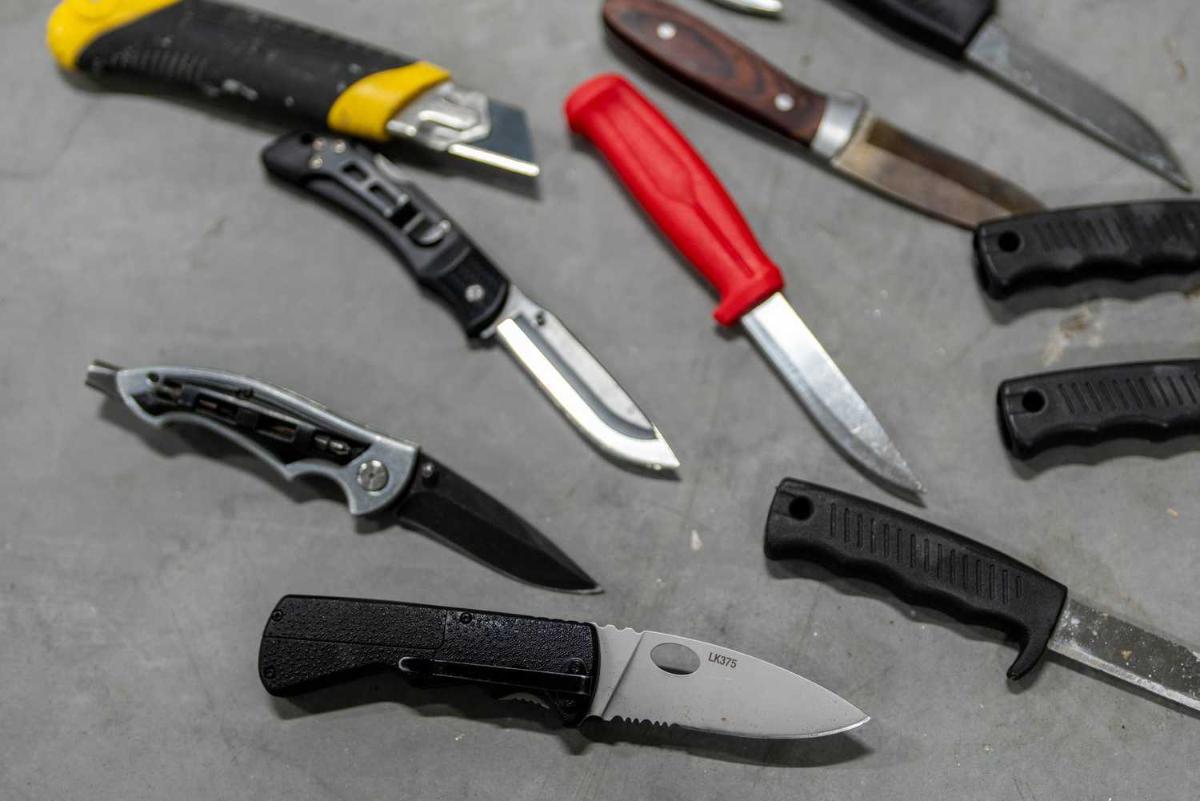 Puukkoja ja muita teräaseita.