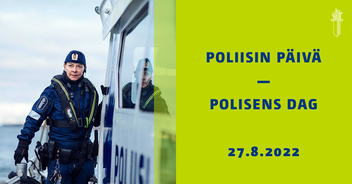 En polis i polisbåt