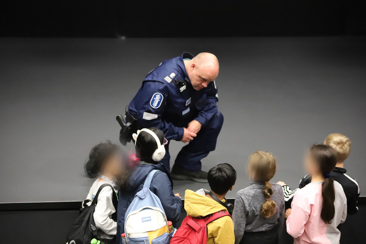 En polis pratar med skoleleverna.