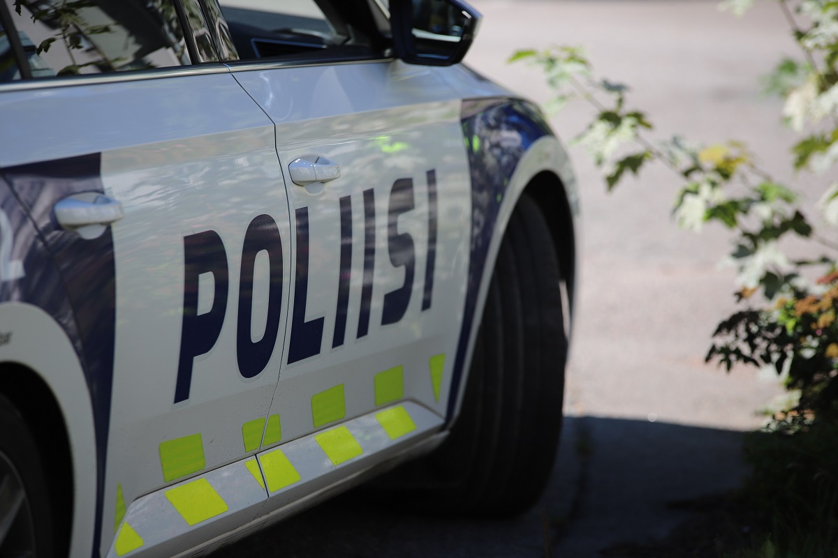 Henkilöautomallinen poliisiauto sivusta.