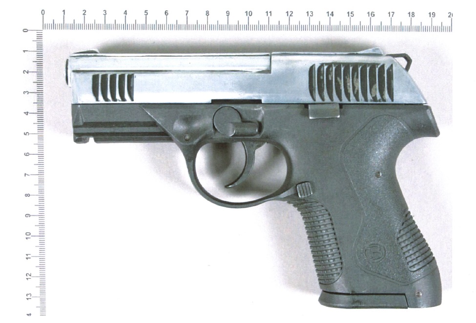 Poliisin takavarikoima musta starttipistooli, jonka yläosa on hopeinen.